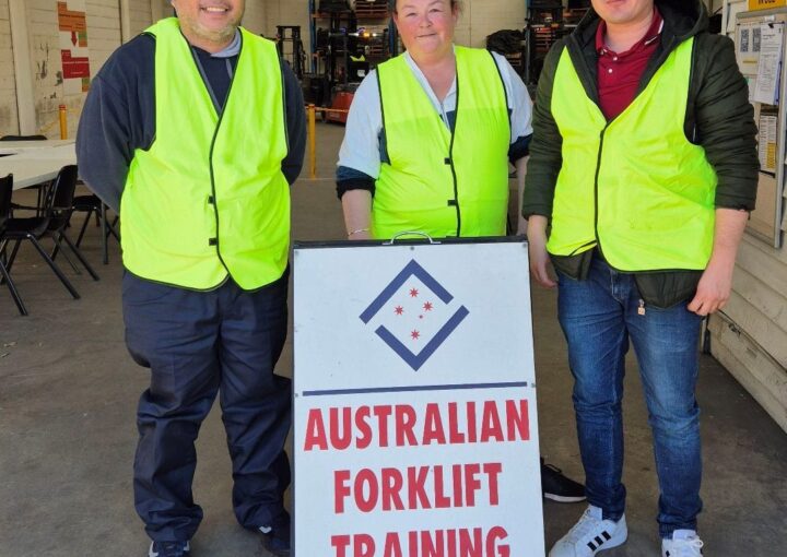 What are the requirements to obtain a forklift license?